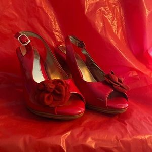 Ladies Eurosoft red flower sling back pumps sz 7